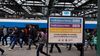 Carteles en las estaciones de trenes con la diferencia entre boletos con y sin subsidios
