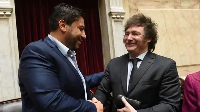 Gabriel Chumpitaz junto a Javier Milei. Romina Diez impugnó el nombre de su alianza en Santa Fe.