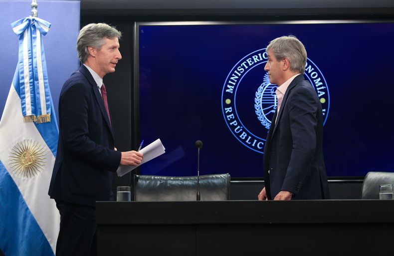 El Banco Central le gira $6 billones de utilidades a Toto Caputo para suavizar el ajuste
