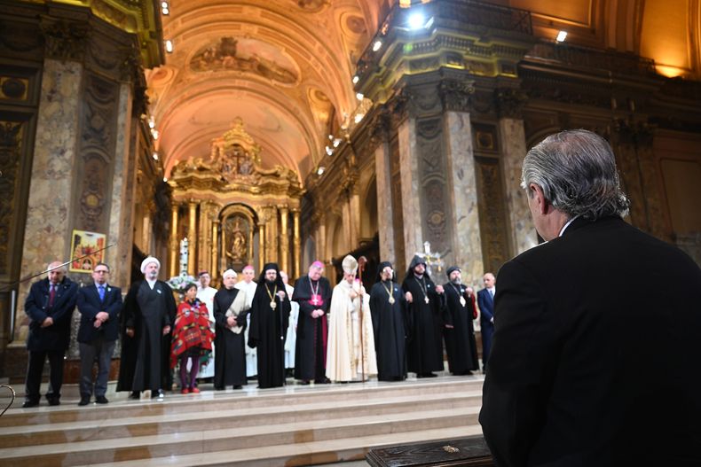 El Presidente, frente a las autoridades de los distintos cultos religiosos.&nbsp;