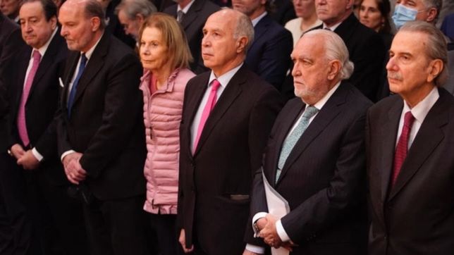 por mas sillas en la magistratura, gil lavedra asumio en el colegio de abogados