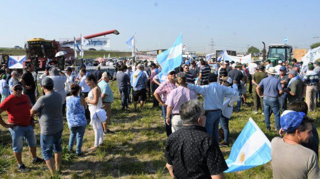 Protesta ruralista a la vera de la autopista Rosario-Buenos Aires por más asistencia ante la sequía.