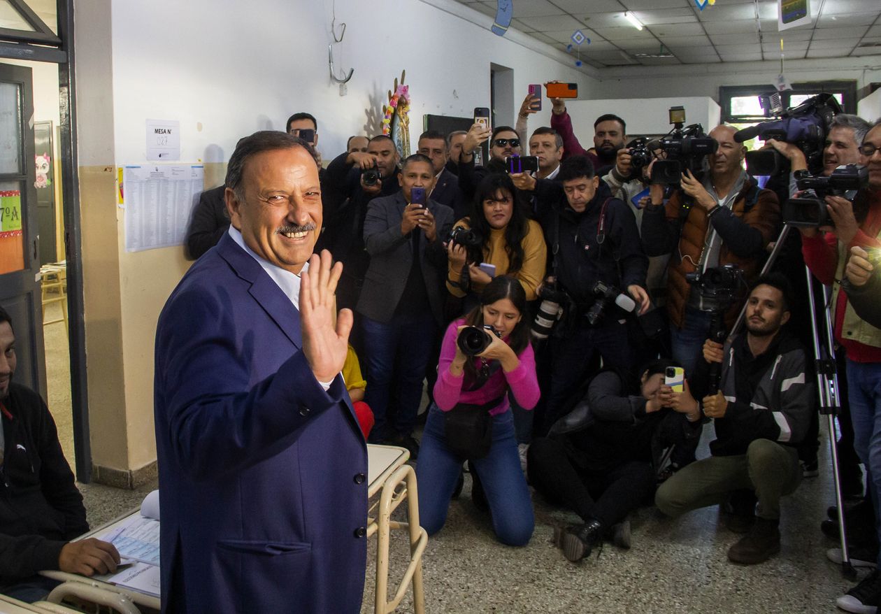 El gobernador votó en la escuela Nº 117 Mariano Moreno