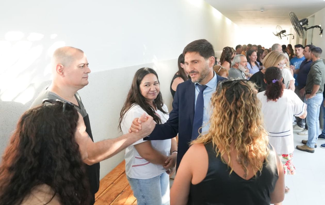 Santa Fe: Pullaro desanda una cuesta empinada para recomponer su vínculo con el personal estatal