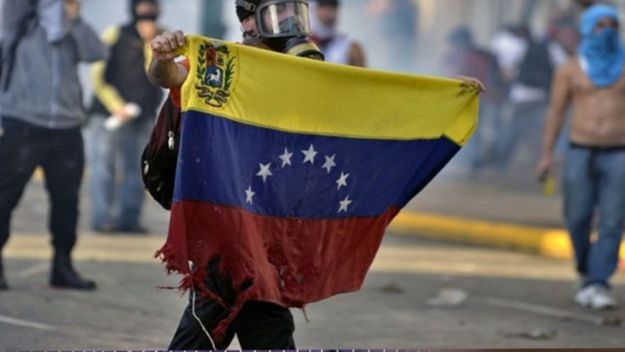 Un muerto y disturbios en la previa de un día inquietante para Maduro