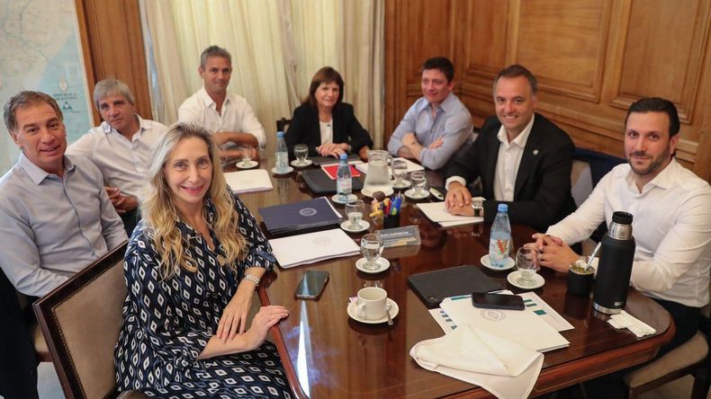 Karina Milei, junto a la mesa política de la Casa Rosada.