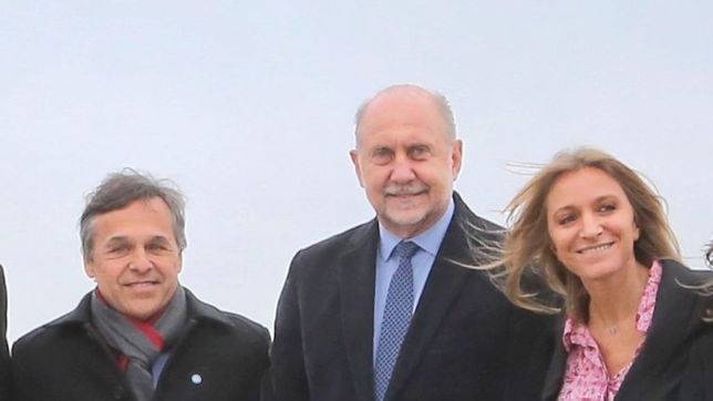 Diego Giuliano, el gobernador Perotti y Florencia Carignano este miércoles en la inauguración de la ruta Aeroparque-Rosario-Reconquista.