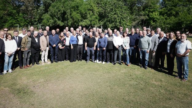 Foto de familia: Axel Kicillof con su equipo de gobierno y los intendentes