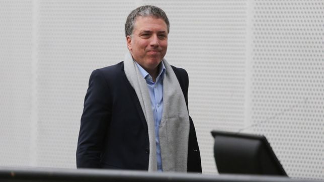 dujovne, afuera: por que el ministro de economia se corre de la campana