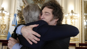 Milei y Toto Caputo, cerca de una meta clave