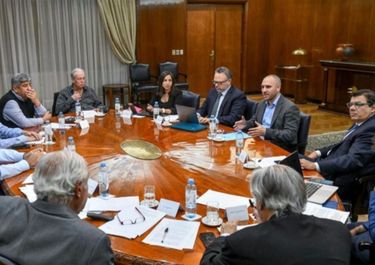 Gobierno, CGT y UIA acordaron adelantar paritarias y una canasta alimentaria