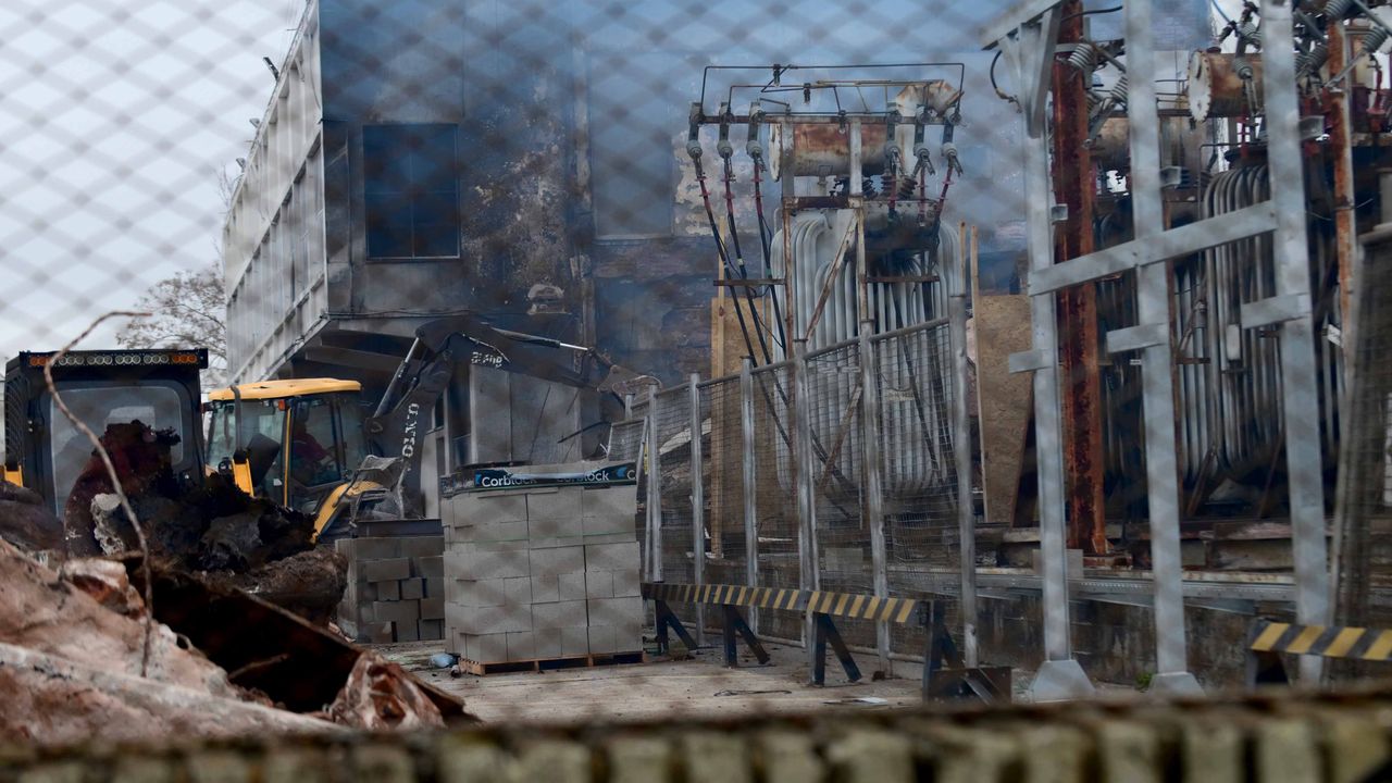 La subestación Tolosa de Edelap se incendió por la explosión de un transformador y ponen la mira en los contoles del OCEBA.&nbsp;