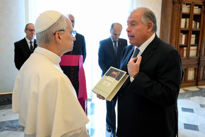 El papa León XIV dialoga con el canciller argentino Gerardo Werthein