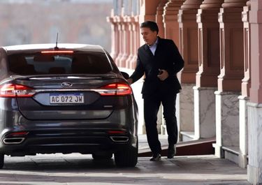 En medio de rumores, el paquete anticrisis deja a Dujovne en la cuerda floja