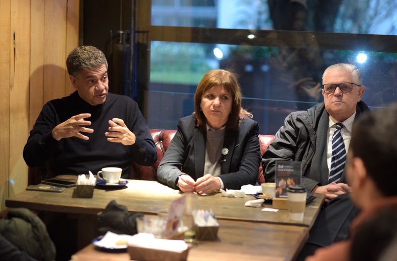 Jorge Macri, Patricia Bullrich y Ricardo López Murphy en Palermo charlando con jóvenes.