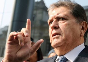 Acorralado por corrupción, se suicidó el ex presidente peruano Alan García