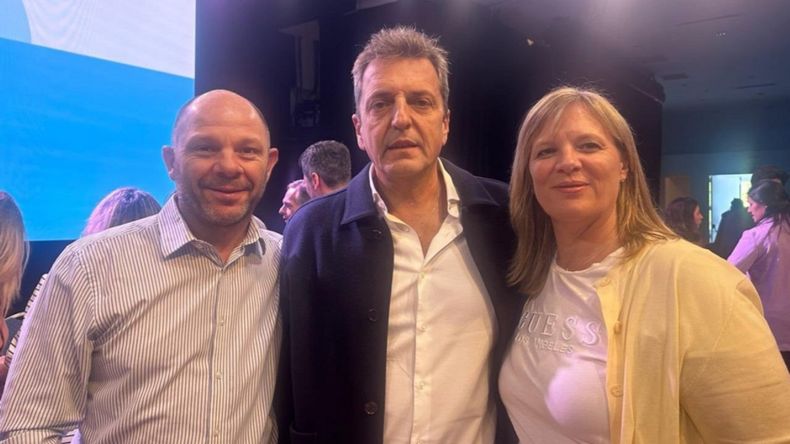 El presidente del Frente Renovador en Chubut, Alejandro Sandilo, junto a Sergio Massa y la diputada chubutense Vanesa Abril, durante el último encuentro nacional del espacio.