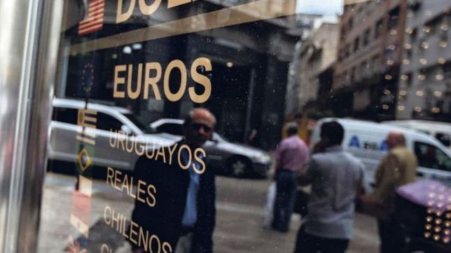 tapado por cuadernos y aborto, el dolar aumento 20 centavos en un dia