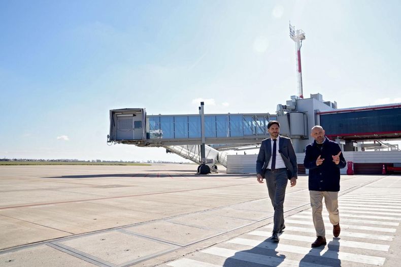 El gobernador Maximiliano Pullaro y el ministro Gustavo Puccini, de recorrida por el aeropuerto de Rosario en obras.