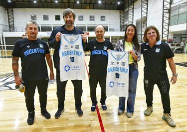 El presidente de la Cámara de Diputados de Entre Ríos, Ángel Giano, recorre clubes y escuelas en nombre de la gestión Bordet.&nbsp;