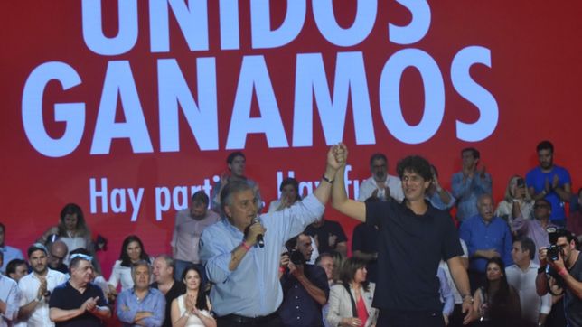 enemigos intimos: la ucr disparo sobre los dos macri y sufrio su propia interna