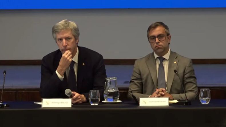 Santiago Bausili y Federico Furiase explican los cambios en las bandas del dólar