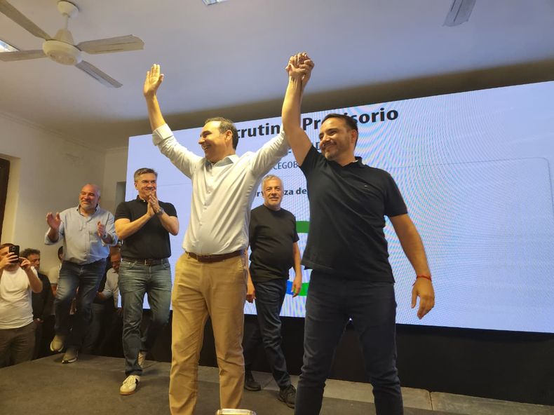 El gobernador de Corrientes saliente, Gustavo Vald&eacute;s, y el electo, Juan Pablo del mismo apellido.