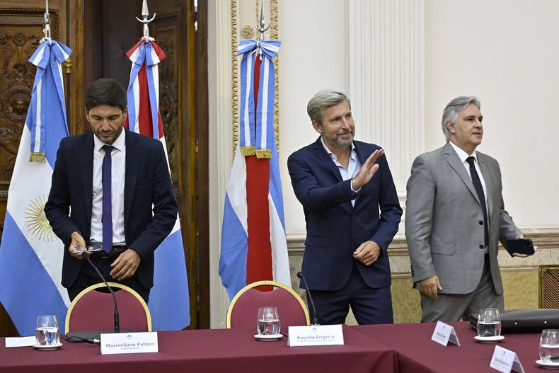 Maximiliano Pullaro, Rogelio Frigerio y Martín Llaryora tras la reunión de la Región Centro en Rosario. 