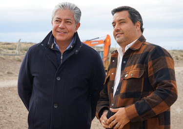 Rolando Figueroa y el intendente de Zapala, Carlos Koopmann.&nbsp;