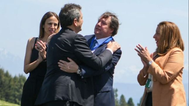 Abrazo. Alberto Weretilneck y Sergio Massa en la sede de Invap.