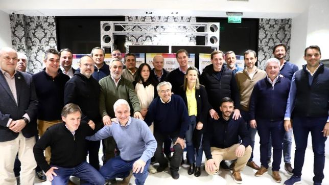 Néstor Grindetti y Diego Santilli, junto a los intendentes PRO.