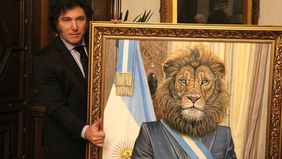 Javier Milei con el cuadro que le regaló el intendente de Gualeguaychú, Mauricio Davico, del artista Yari Casanova.