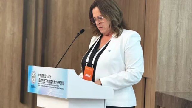 Fernanda Alonso, intendenta de la segunda ciudad de La Pampa, durante una de sus exposiciones en China