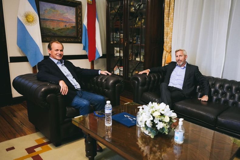 El gobernador Gustavo Bordet y su sucesor, Rogelio Frigerio, en la primera reunión de transición en la Casa de Gobierno de Entre Ríos.