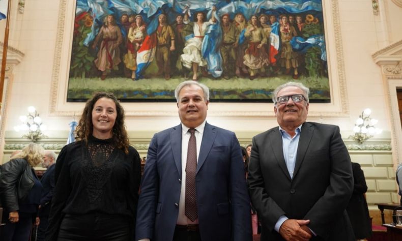 Figurita repetida: Jimena Senn (UCR) primera vice, Farías presidente y Ricardo Olivera (PJ) vice segundo.