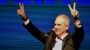 alak se pone la campana al hombro en la plata para ordenar el fdt