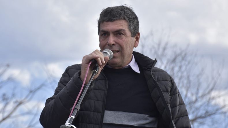 Intendentes en llamas. Alcides Alderete, de Sauce de Luna, una pequeña localidad del norte de Entre Ríos, pagará parte de los salarios con bono alimentario.