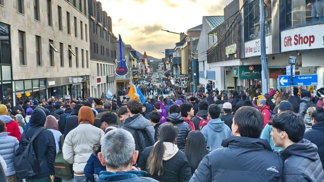 Javier Milei suspendió su acto en Ushuaia ante una marcha de protesta en su contra
