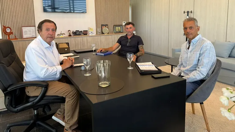 Alberto Weretilneck en reunión con el ministro Carlos Banacloy y el presidente de la Federación Frutícola