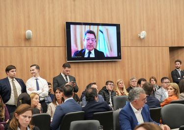 Marcelo Orrego, el gobernador de San Juan, durante el plenario de Glaciares, en el que La Libertad Avanza se impuso.&nbsp; 