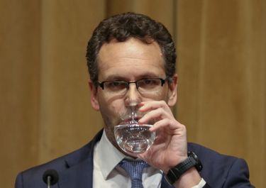 Peligro: el mercado huele debilidad y empuja al dólar hacia la zona roja