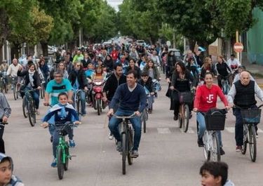 Bicicleteada, mates y cerveza: el cierre de algunos candidatos a intendente