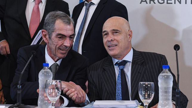 Eduardo Rodriguez Cirillo y el senador Bartolomé Abdala, durante el debate de la ley ómnibus del Gobierno.