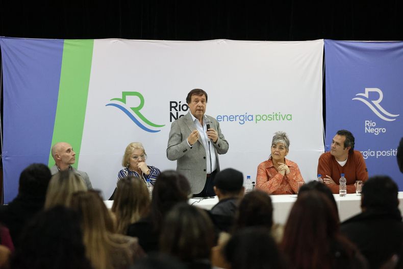Los Menucos. Weretilneck inaugur&oacute; obras y lanz&oacute; un programa de salud el martes. Horas despu&eacute;s, desplaz&oacute; a la ministra Senesi.