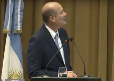 Sturzenegger bancó pauta de 15%, pero avisó que, si no se da, sube tasas