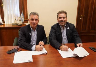 Sebastián Pareja y Cristian Ritondo sellan el acuerdo LLA - PRO en Buenos Aires.