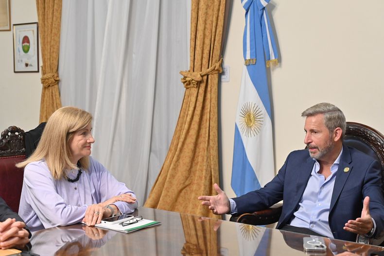 El gobernador Frigerio y la intendenta Romero reunidos en la casa de gobierno para abordar temas de gestión en Paraná. Una postal repetida.