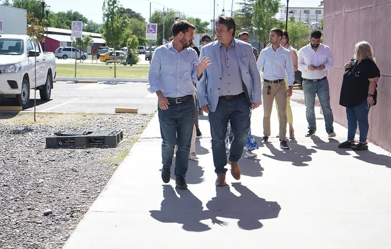 Mariano Gaido y Rodrigo Buteler. Neuquén y Cipolletti avanzan con una tasa al combustible para subsidiar el transporte.