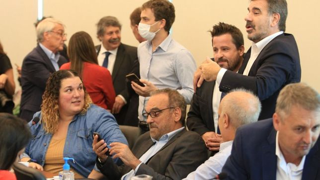 la cumbre de jxc modero a tetaz, pero igual monto su show ante guzman