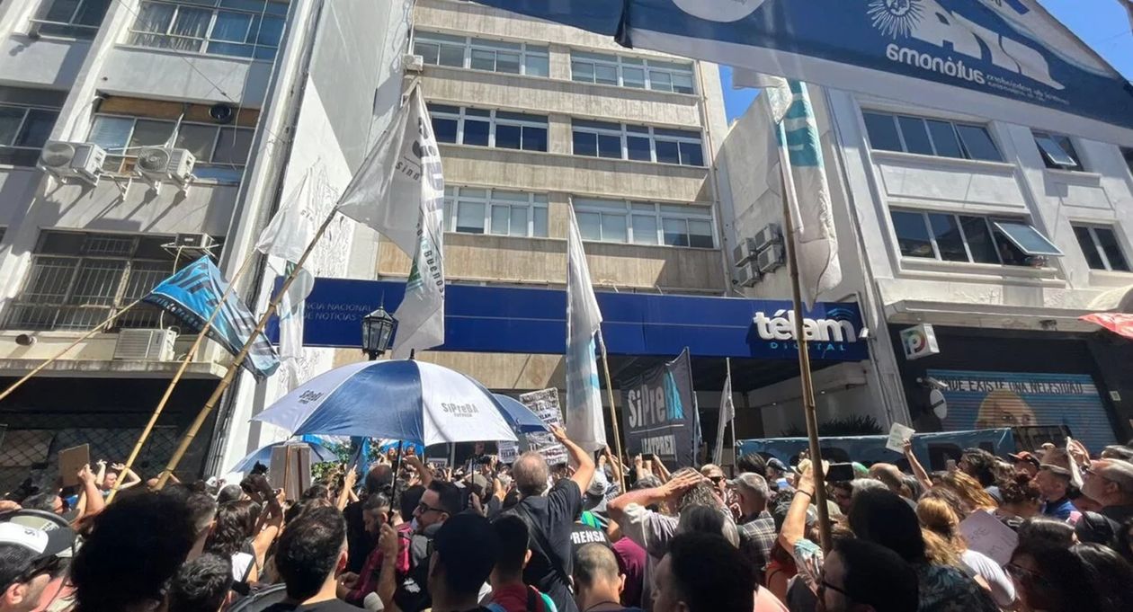 Télam y un abrazo simbólico de quienes trabajan en la agencia oficial